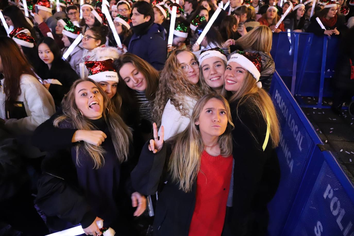 Estudiantes de toda España se reúnen en la ciudad para despedir anticipadamente el año 2019 con una macrofiesta en la Plaza Mayor de Salamanca. 