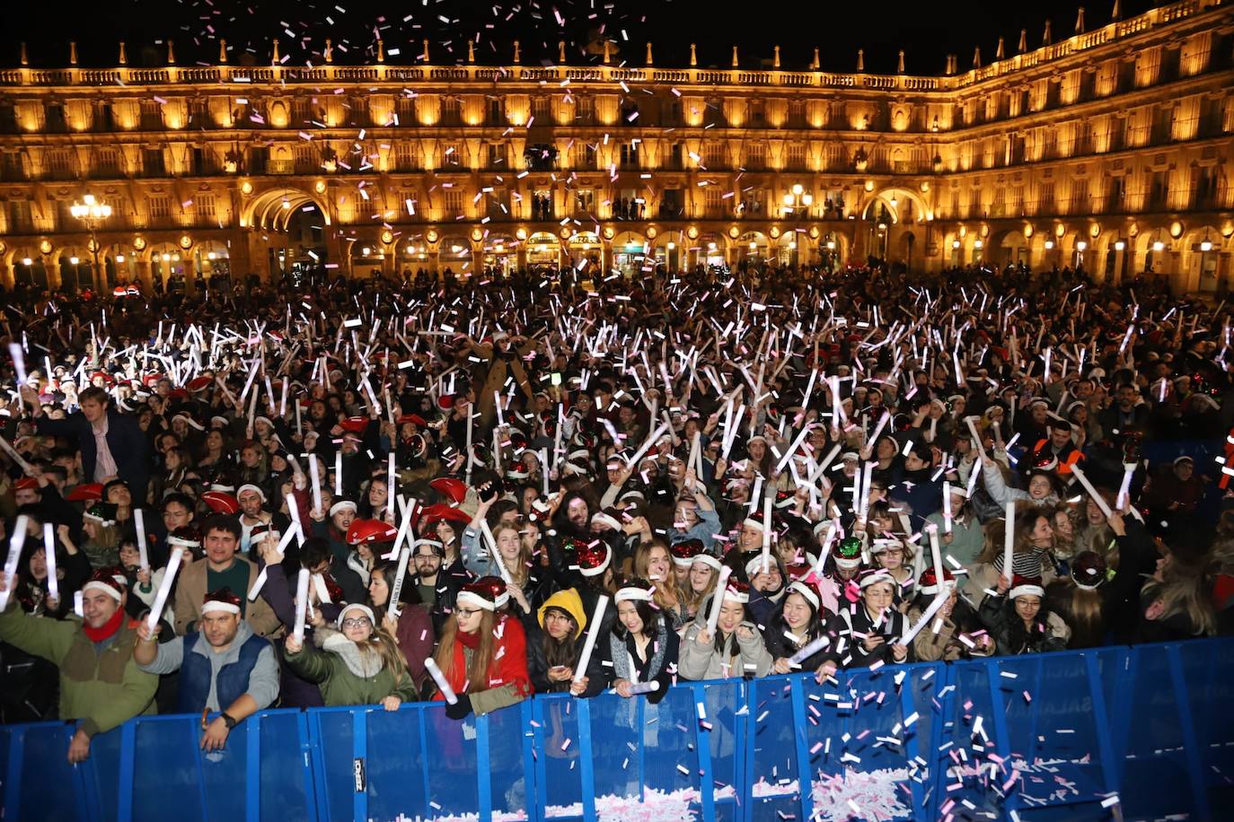 Estudiantes de toda España se reúnen en la ciudad para despedir anticipadamente el año 2019 con una macrofiesta en la Plaza Mayor de Salamanca. 