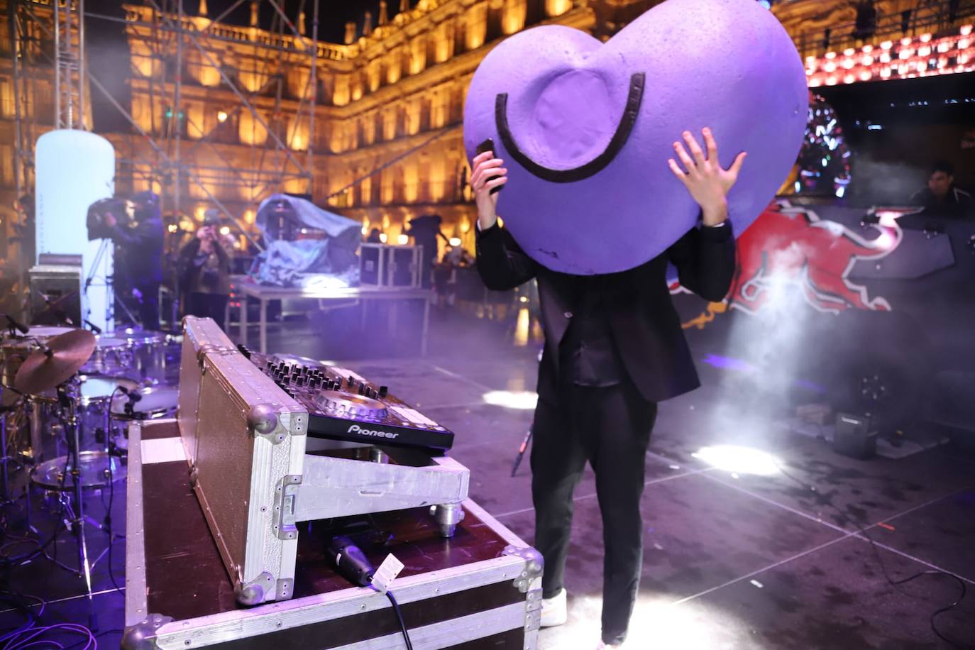 Estudiantes de toda España se reúnen en la ciudad para despedir anticipadamente el año 2019 con una macrofiesta en la Plaza Mayor de Salamanca. 