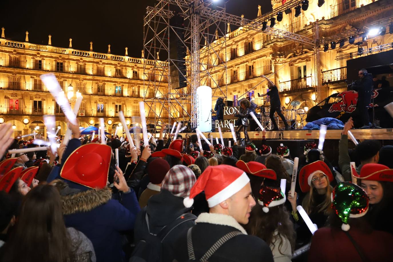 Estudiantes de toda España se reúnen en la ciudad para despedir anticipadamente el año 2019 con una macrofiesta en la Plaza Mayor de Salamanca. 