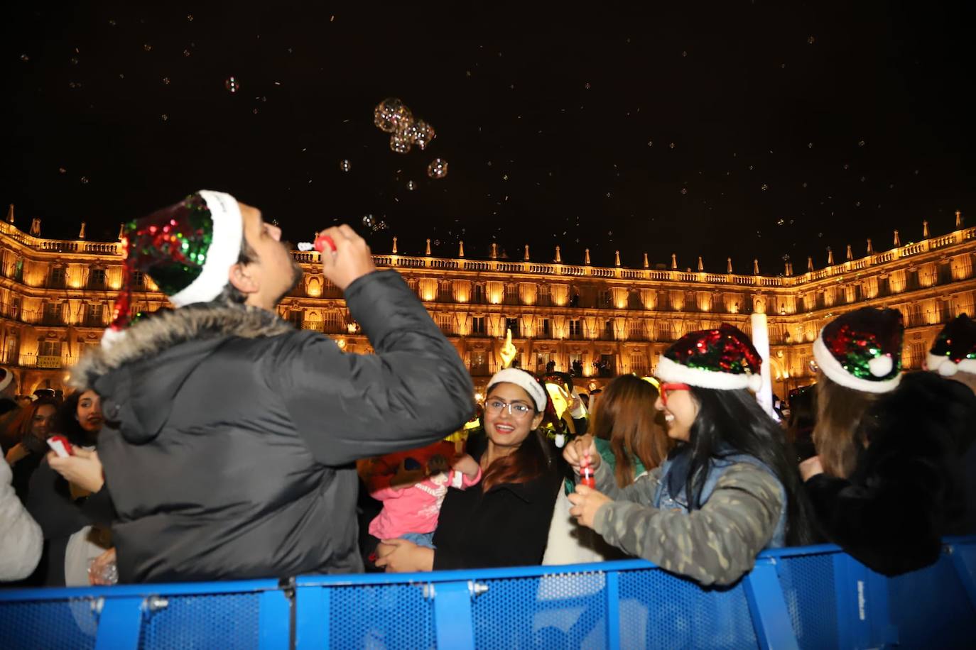 Estudiantes de toda España se reúnen en la ciudad para despedir anticipadamente el año 2019 con una macrofiesta en la Plaza Mayor de Salamanca. 