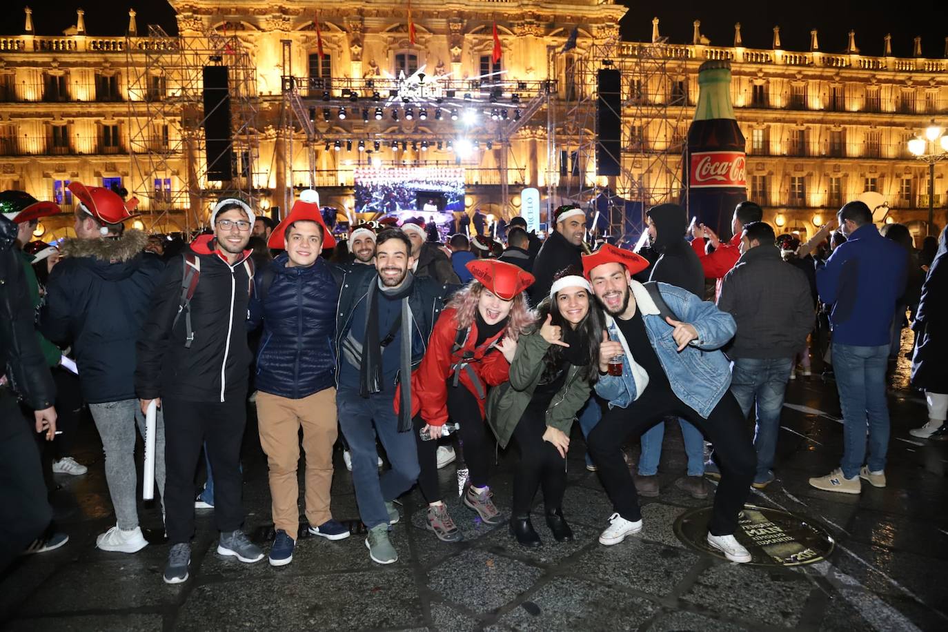 Estudiantes de toda España se reúnen en la ciudad para despedir anticipadamente el año 2019 con una macrofiesta en la Plaza Mayor de Salamanca. 