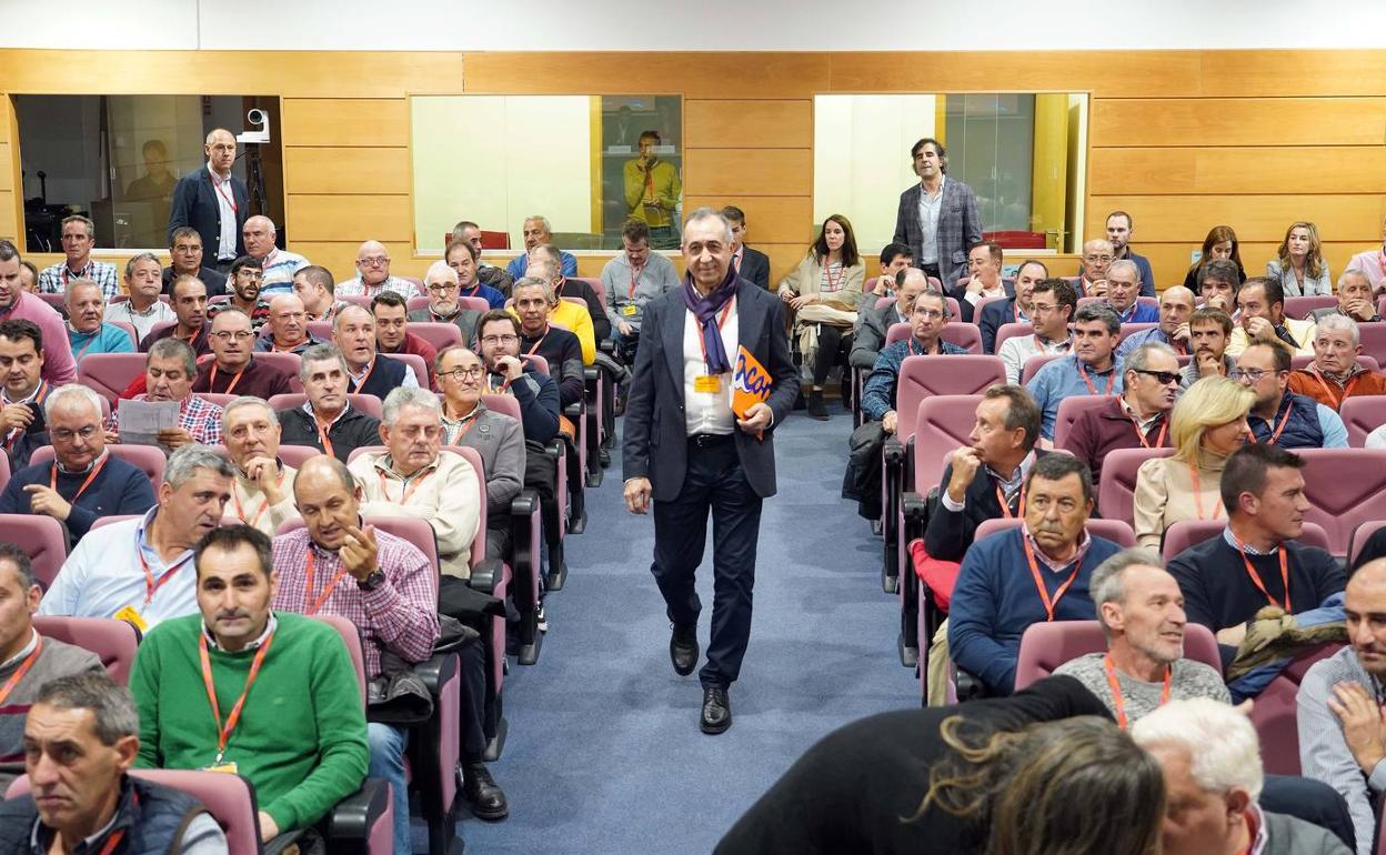 Justino Medrano se dirige al escenario para empezar su explicación en la Asamblea General de Acor