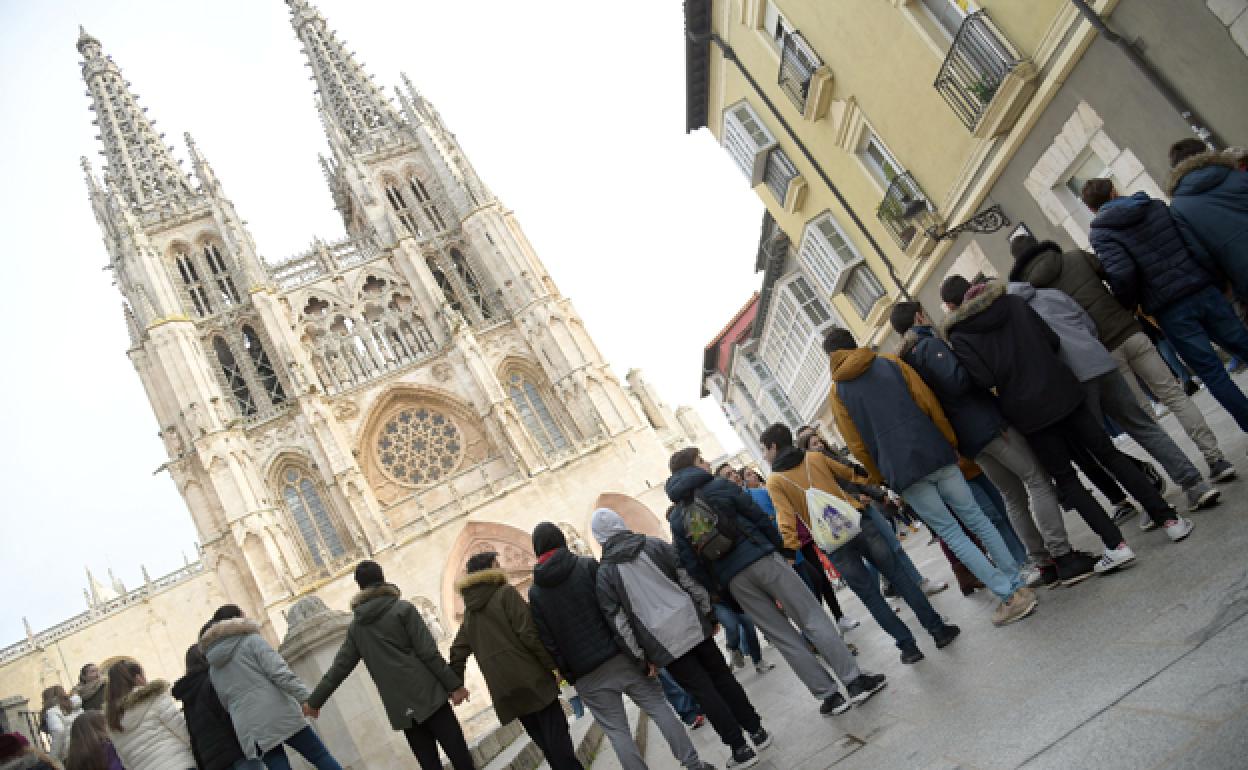 El colegio Marista Liceo Castilla celebra este curso la XXV edición de la NaviMarcha, que pretende rodear la Catedral de Burgos, para celebrar los 25 años de este evento solidario. 