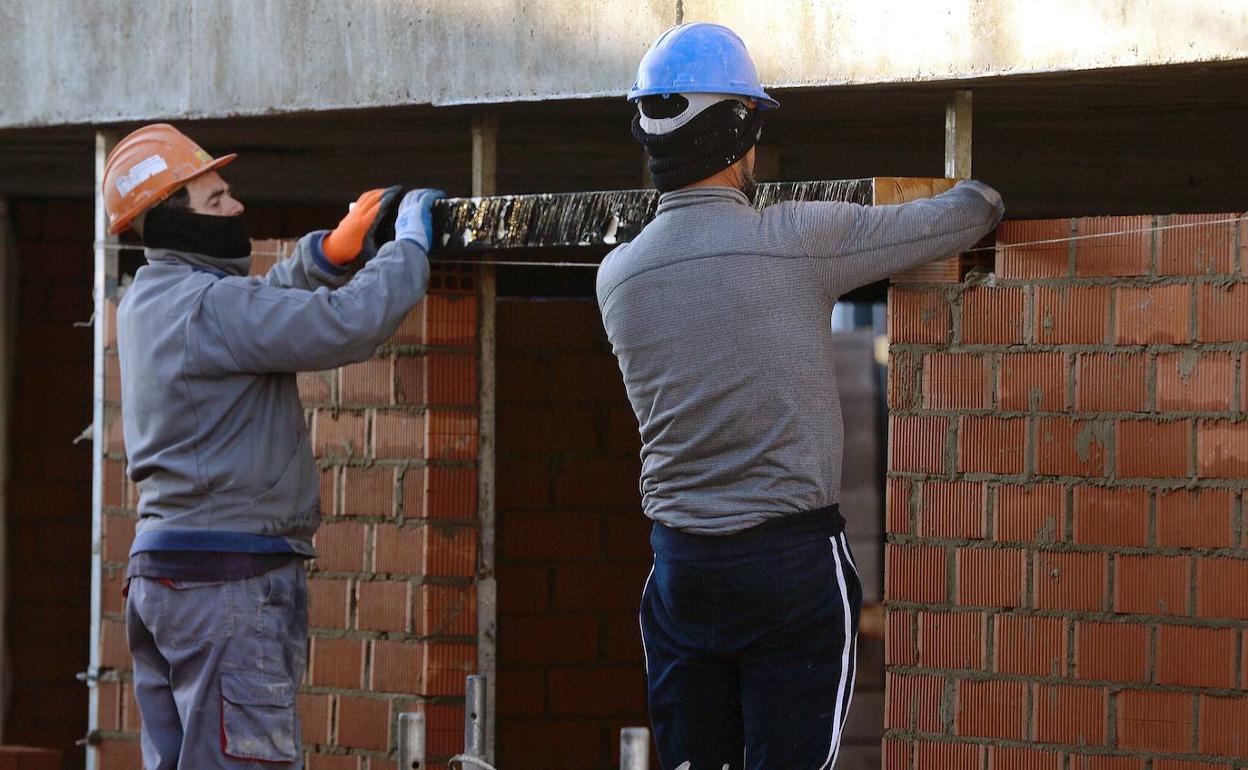 Dos obreros de la construcción. 