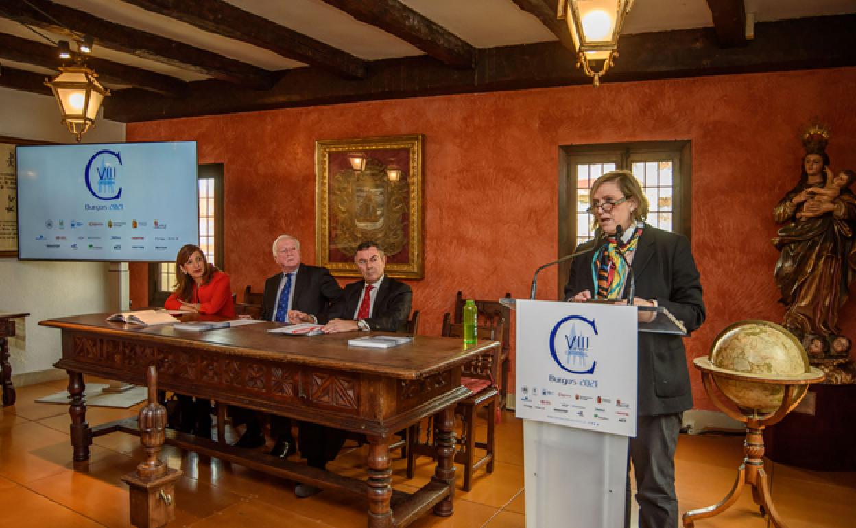 De izda. a dcha. Nuria Barrio, vicealcaldesa y concejala de Cultura del Ayuntamiento de Burgos; Antonio Miguel Méndez Pozo, vicepresidente de la Fundación VIII Centenario de la Catedral. Burgos 2021; José Ángel Corres Abásolo, presidente de la Cámara de Comercio de Bilbao y Adelaida Sagarra, comisaria de la exposición 'Burgos, legua cero del viaje de Magallanes-Elcano.