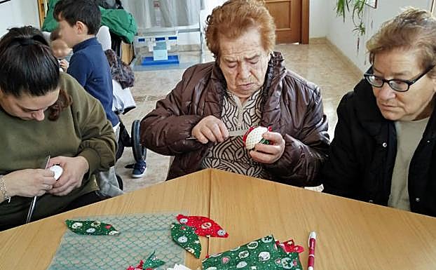 Algunas de las participantes de la red vecinal de Rojas en un taller de manualidades. 