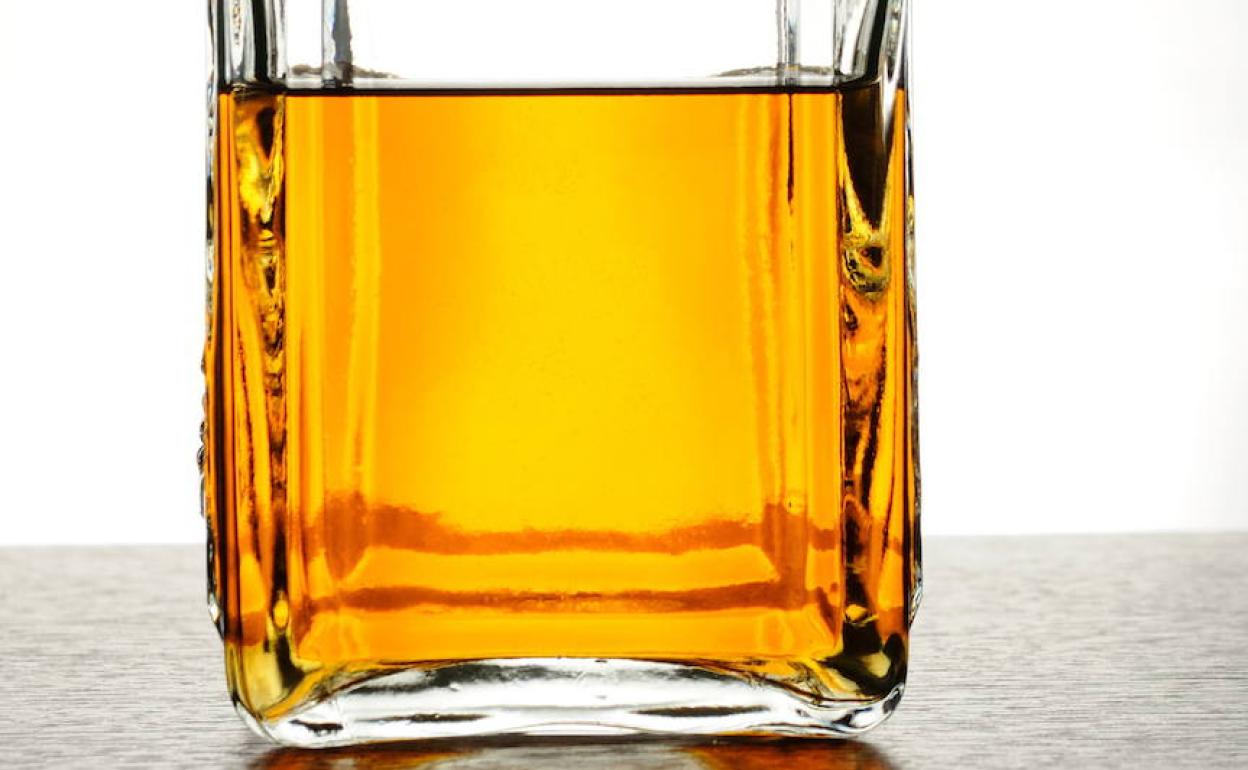 Subastan la botella de whisky escocés más grande del mundo por 18.000 euros