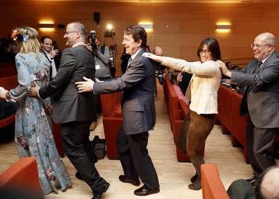 Imagen secundaria 1 - Las autoridades bailan la conga tras la entrega de los Premios Hemiciscos 2019 que otorgan los periodistas parlamentarios.