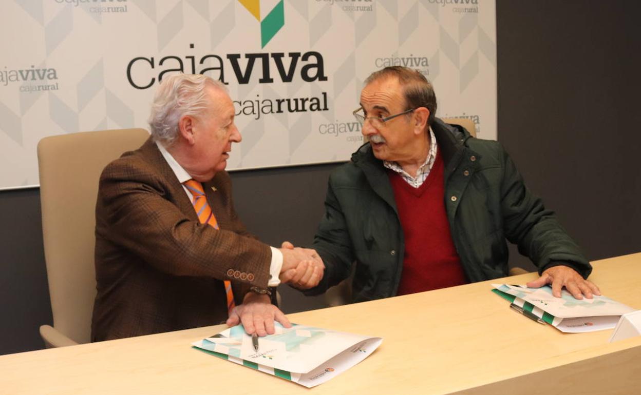 Pedro García, presidente de Cajaviva Caja Rural, y Francisco Arenas, presidente de Asayeme