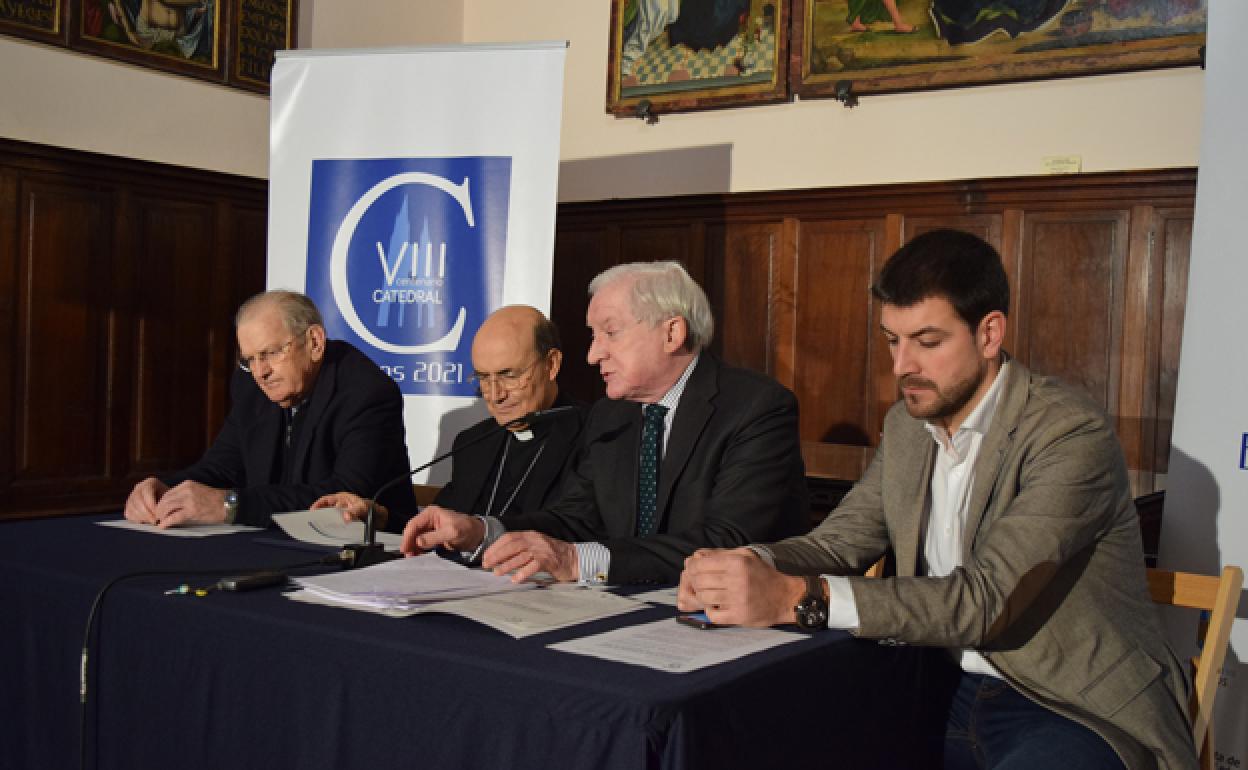 De izqda. a dcha: Pablo González Cámara, deán de la Catedral; Fidel Herráez Vegas, presidente de la Fundación VIII Centenario de la Catedral. Burgos 2021; Antonio Miguel Méndez Pozo, vicepresidente de la Fundación VIII Centenario de la Catedral. Burgos 2021; David Jurado Pajares, segundo teniente de alcalde del Ayuntamiento de Burgos. 