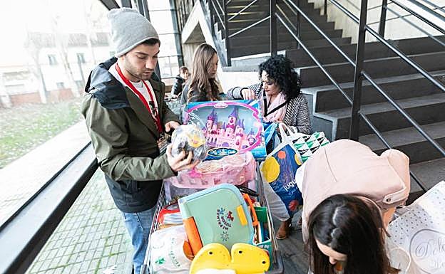 Imagen principal - Diferentes momentos de la pasada edición del Basketball Christmas Edition