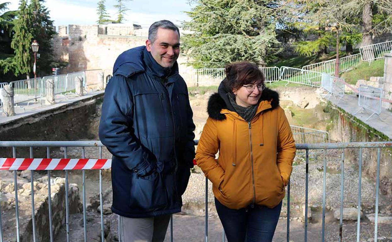 Imagen de Leví Moreno, concejal de Turismo, y Fabiola Monzón, arqueóloga