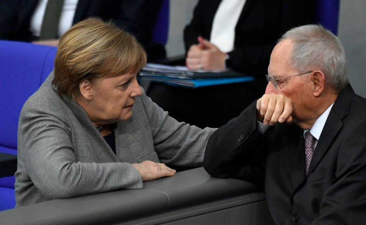 La canciller Merkel junto a Schaeuble, presidente del Bundestag.