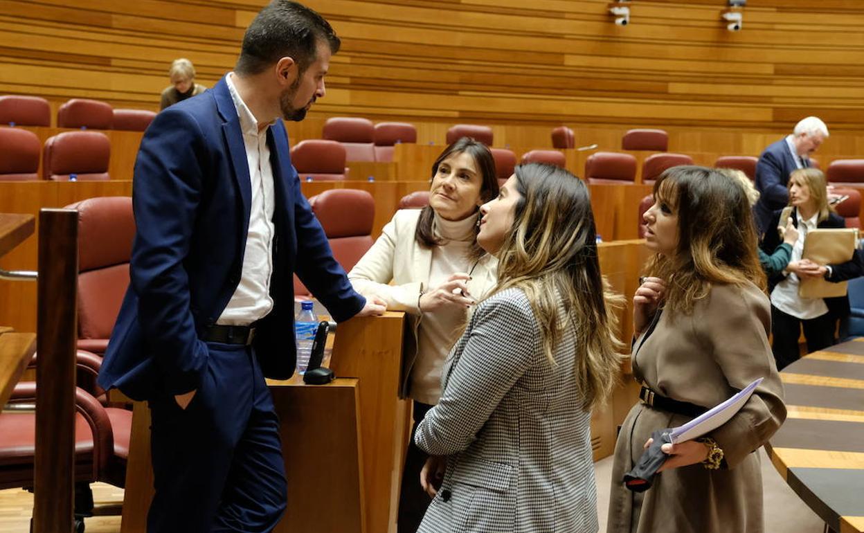 Luis Tudanca conversa con Ana Sánchez, Patricia Gómez Urbán en el hemiciclo de las Cortes