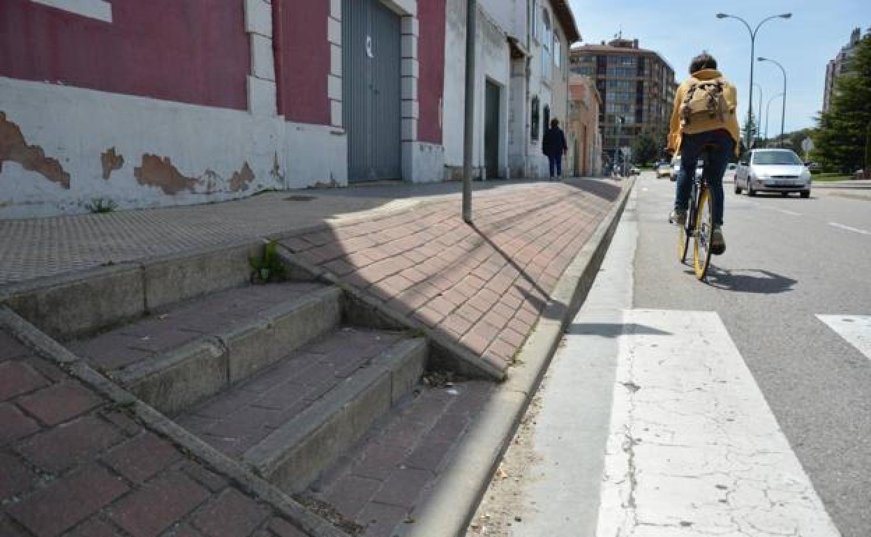 Se ampliarán y nivelarán las actuales aceras. 