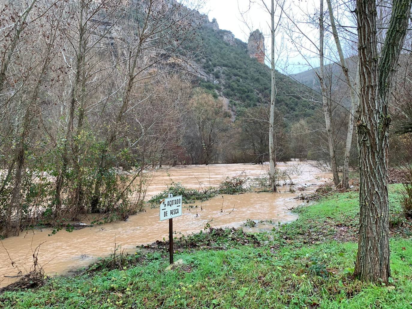 Las crecidas de los ríos han provocado varios cortes de carretera en la provincia.