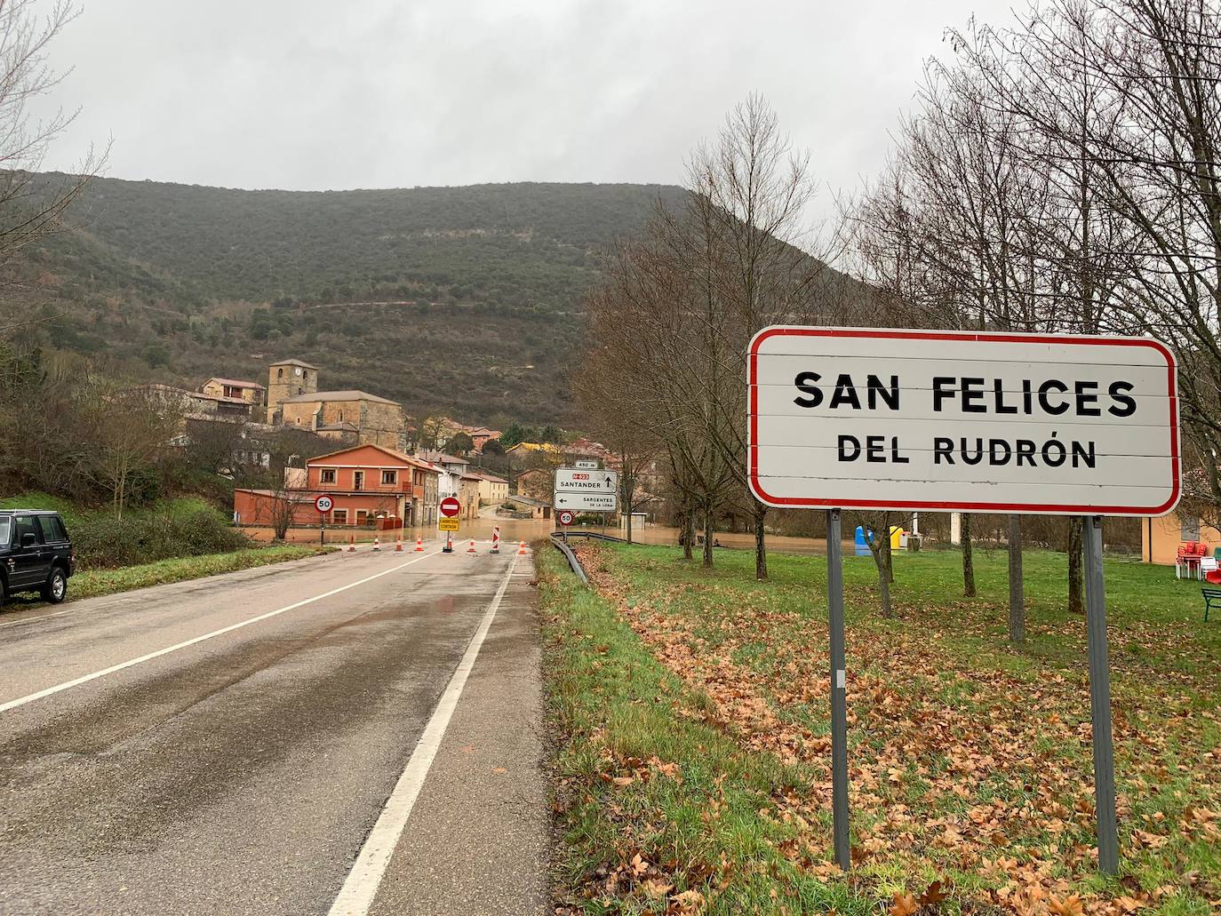 Las crecidas de los ríos han provocado varios cortes de carretera en la provincia.