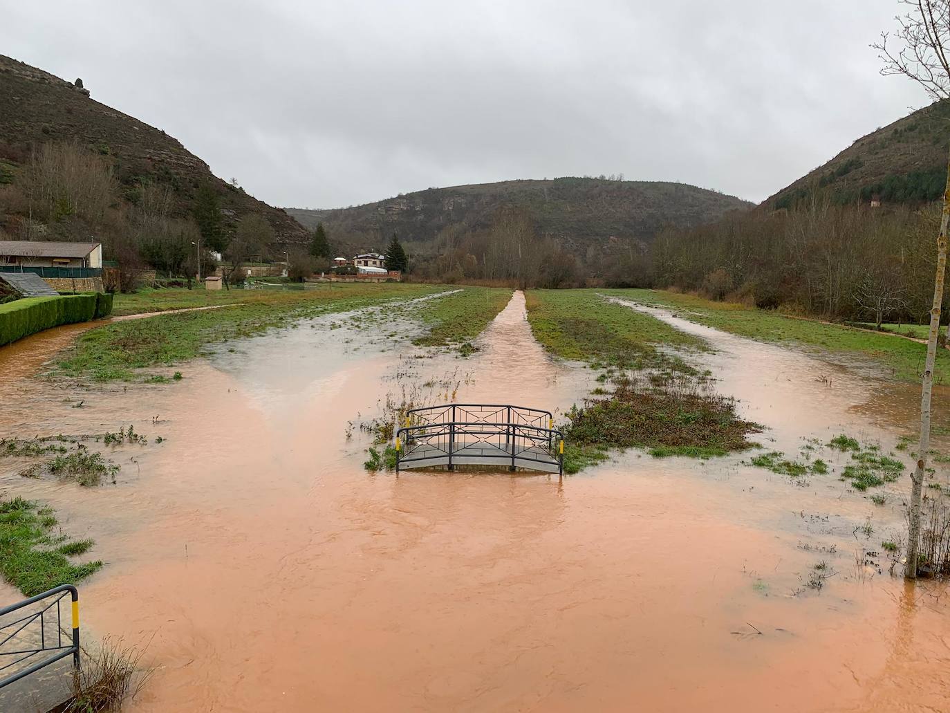 Las crecidas de los ríos han provocado varios cortes de carretera en la provincia.