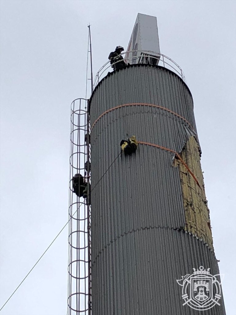 Una de las intervenciones más laboriosas se ha desarrollado en la torres de la factoría Bridgestone donde algunas chapas amenzaban con desprenderse. 