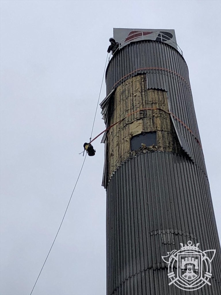 Una de las intervenciones más laboriosas se ha desarrollado en la torres de la factoría Bridgestone donde algunas chapas amenzaban con desprenderse. 