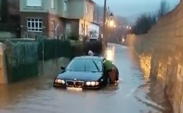 El agua se eleva hasta alcanzar los bajo de un coche en Barruelo.