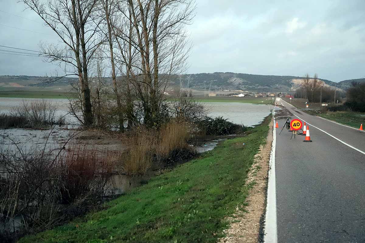 El río Ubierna ha anegado la carretera CL-629 a su llegada a Sotopalacios. El sábado un carril permanecía cortado.