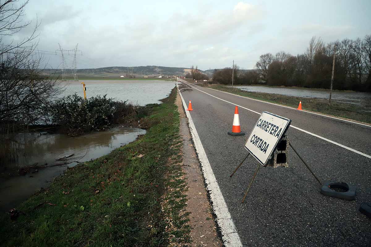 El río Ubierna ha anegado la carretera CL-629 a su llegada a Sotopalacios. El sábado un carril permanecía cortado.