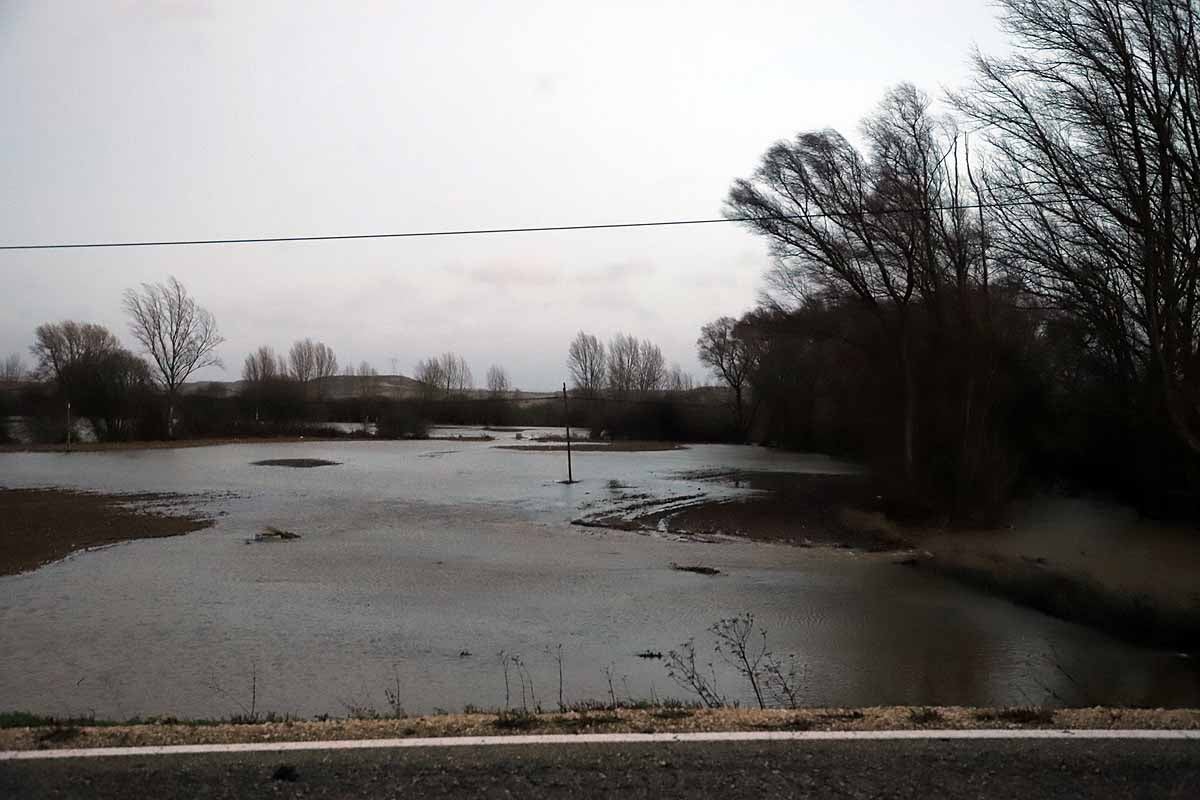 El río Ubierna ha anegado la carretera CL-629 a su llegada a Sotopalacios. El sábado un carril permanecía cortado.