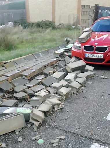 En Salas de los Infantes el viento ha derribado un muro cuyos restos han caído sobre algún coche. 