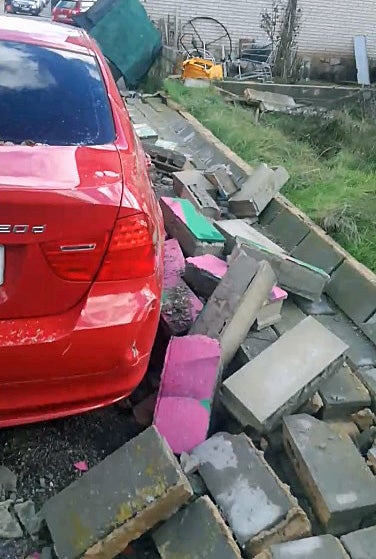 En Salas de los Infantes el viento ha derribado un muro cuyos restos han caído sobre algún coche. 