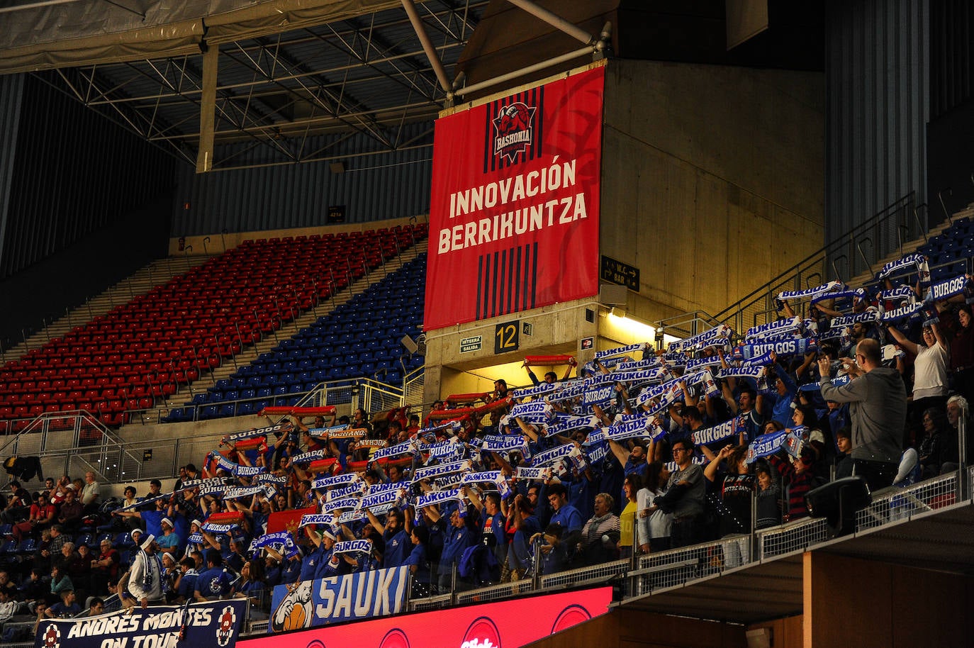 Cientos de burgaleses asaltan el Buesa Arena. 