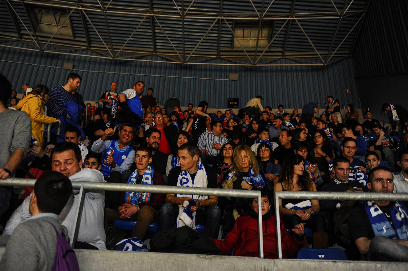 Cientos de burgaleses asaltan el Buesa Arena. 