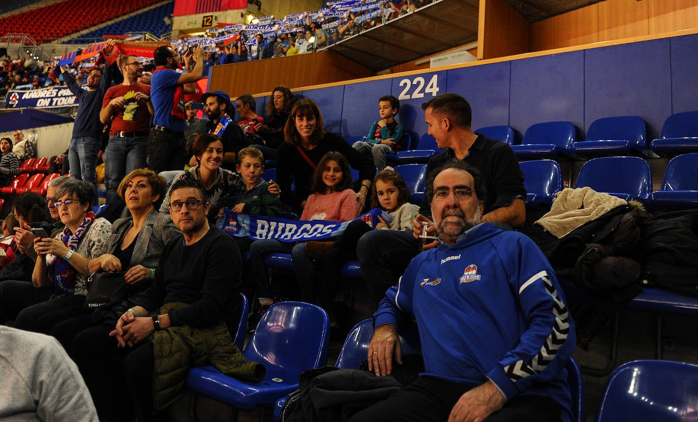 Cientos de burgaleses asaltan el Buesa Arena. 