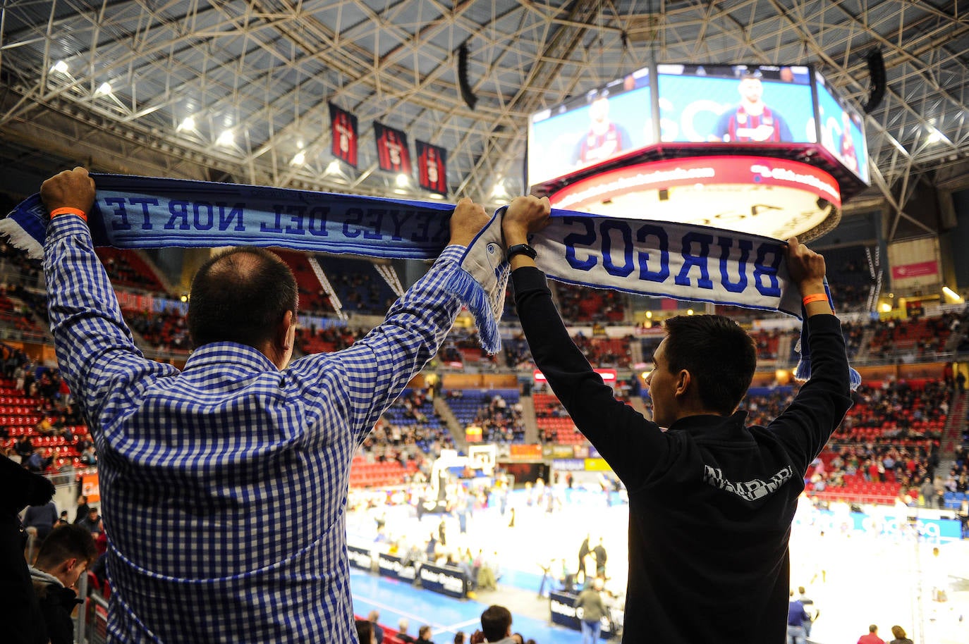 Cientos de burgaleses asaltan el Buesa Arena. 