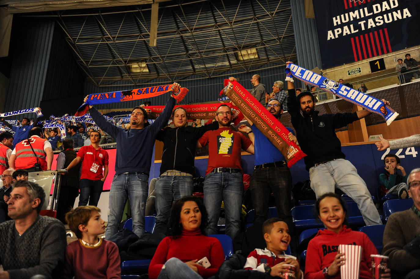 Cientos de burgaleses asaltan el Buesa Arena. 