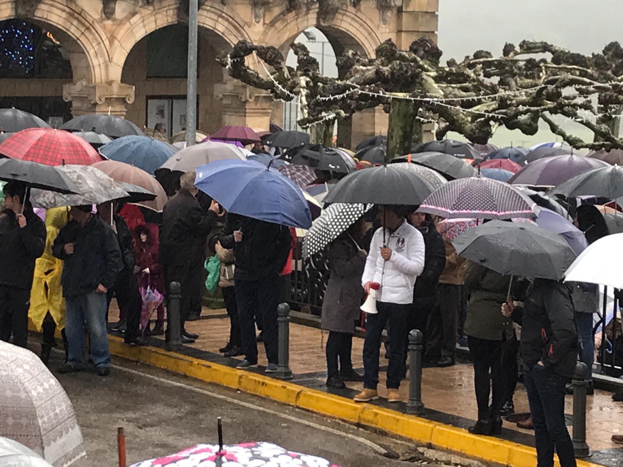 Los vecinos de Quintanar y su comarca protestan por el cierre del centro de salud de la localidad durante el día de Nochebuena. 