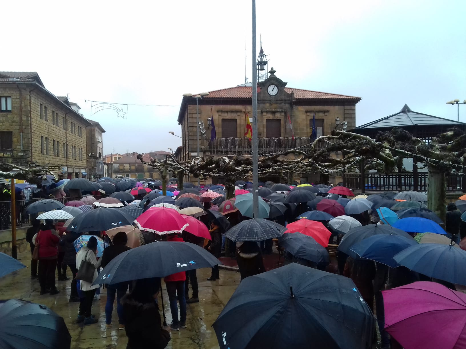 Los vecinos de Quintanar y su comarca protestan por el cierre del centro de salud de la localidad durante el día de Nochebuena. 