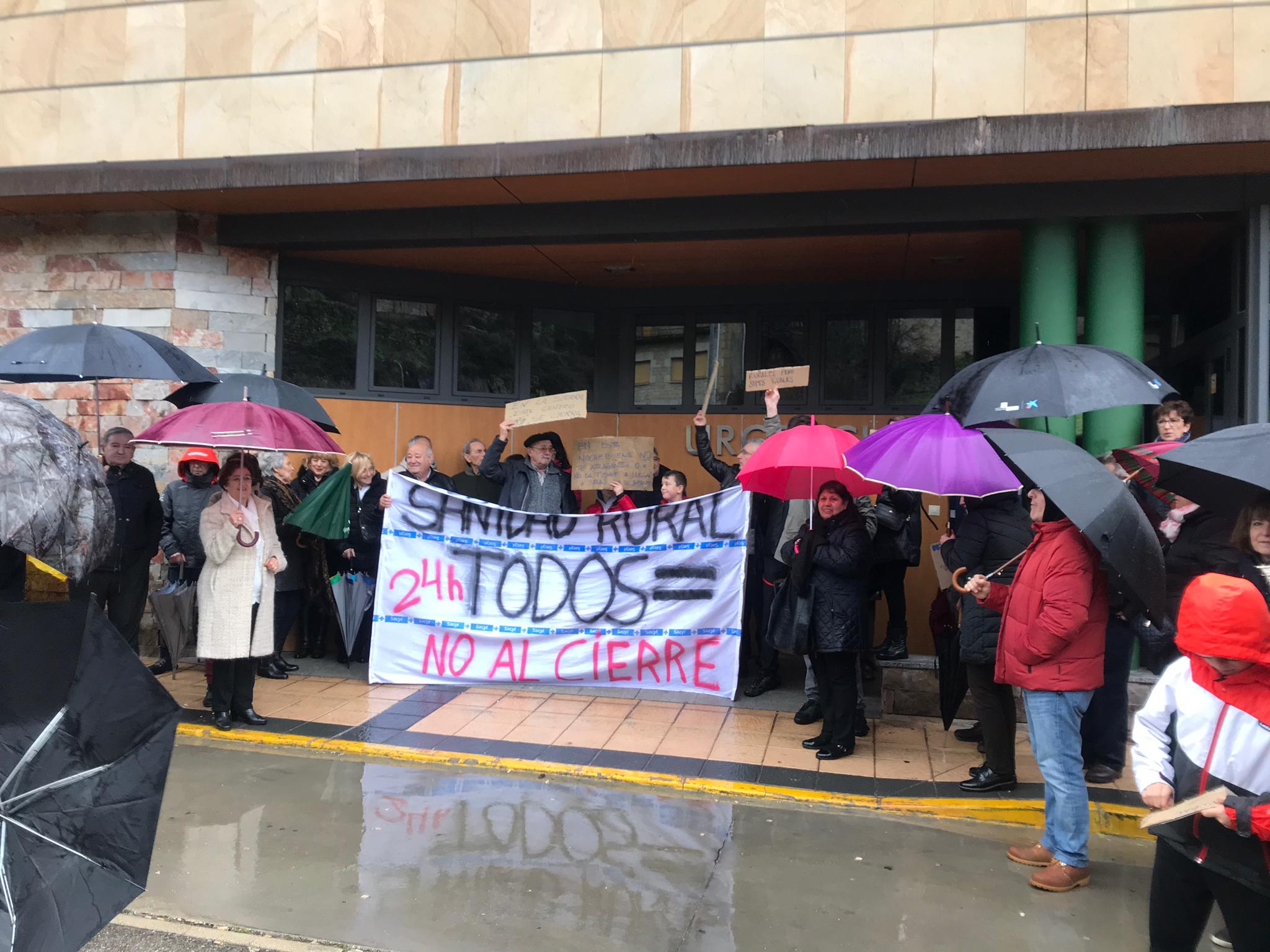 Los vecinos de Quintanar y su comarca protestan por el cierre del centro de salud de la localidad durante el día de Nochebuena. 