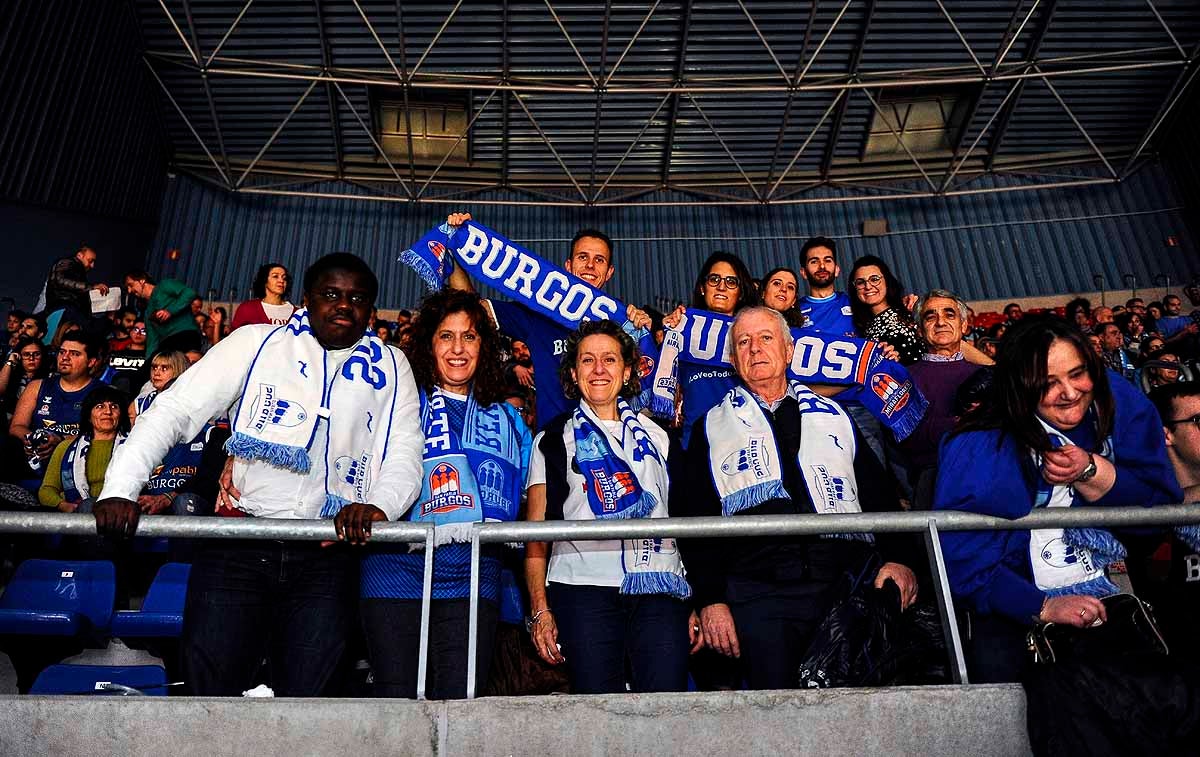 Celebración de los jugadores junto a los burgaleses que se han desplazado hasta Vitoria. 