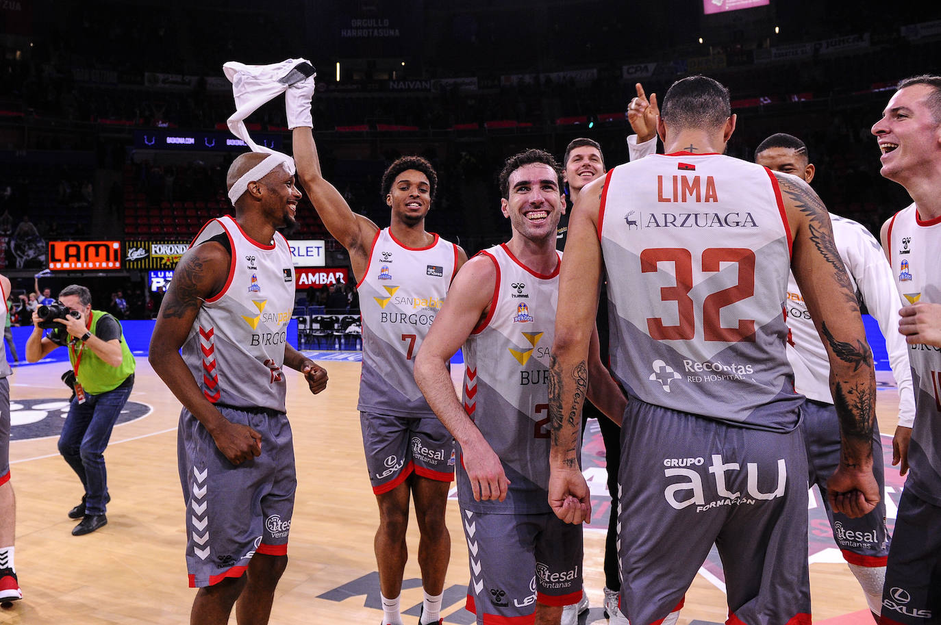 Celebración de los jugadores junto a los burgaleses que se han desplazado hasta Vitoria. 