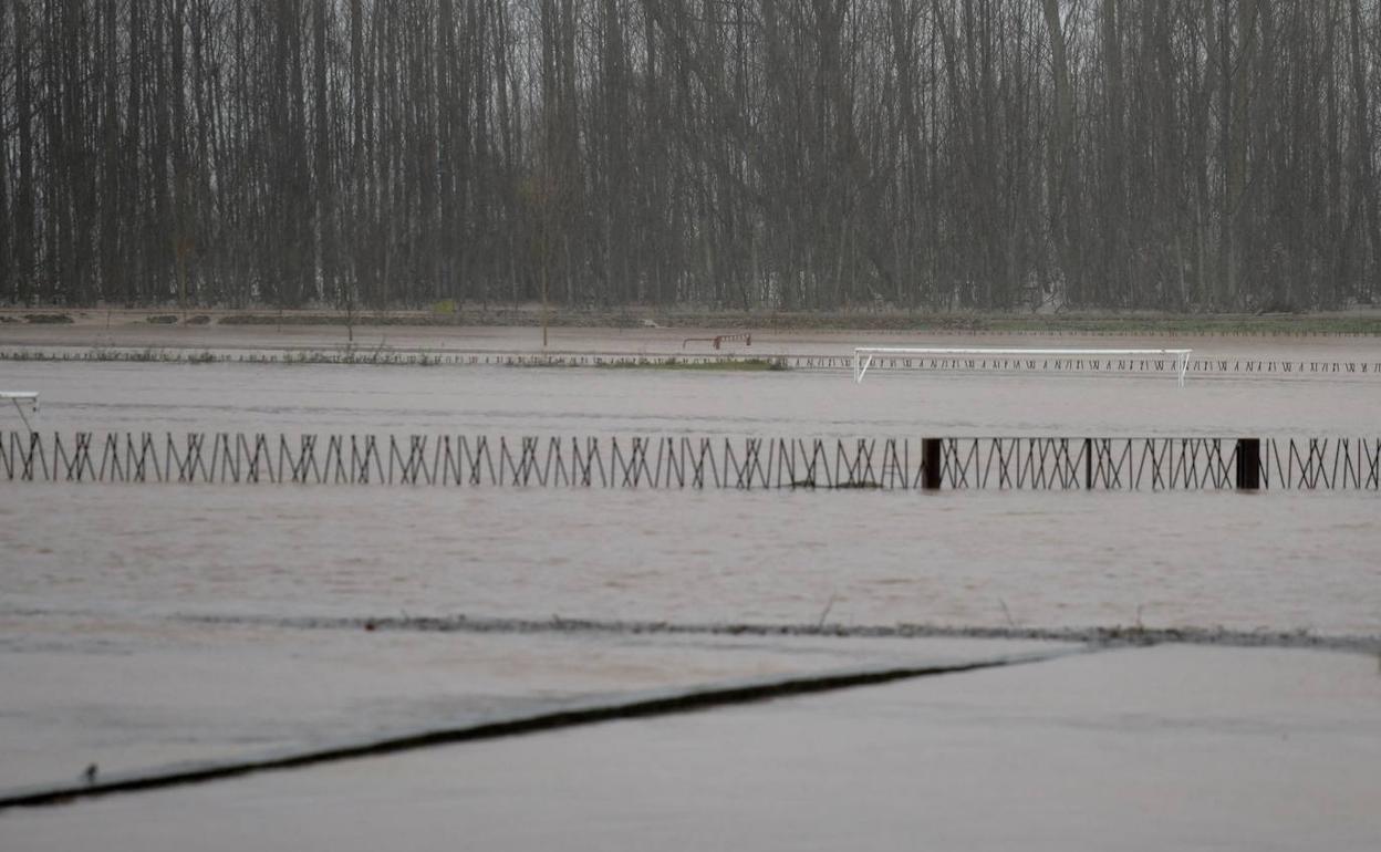 Balsa de agua en el campo de fútbol de Melgar, donde solo se aprecia el larguero de la portería. El pueblo espera que el agua se retire para hacer evaluación de daños. 