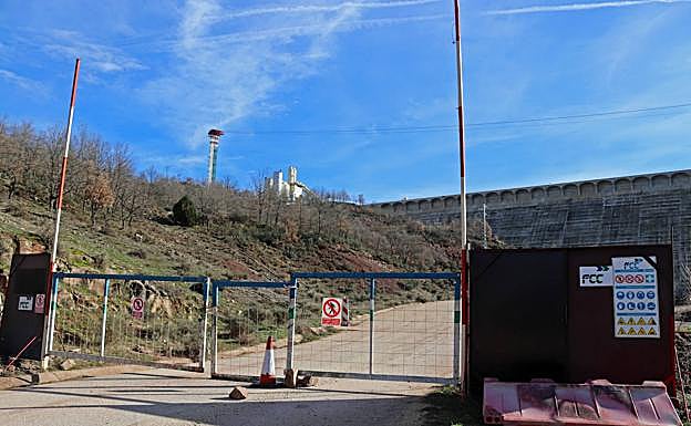 Acceso a las instalaciones de la presa principal. 