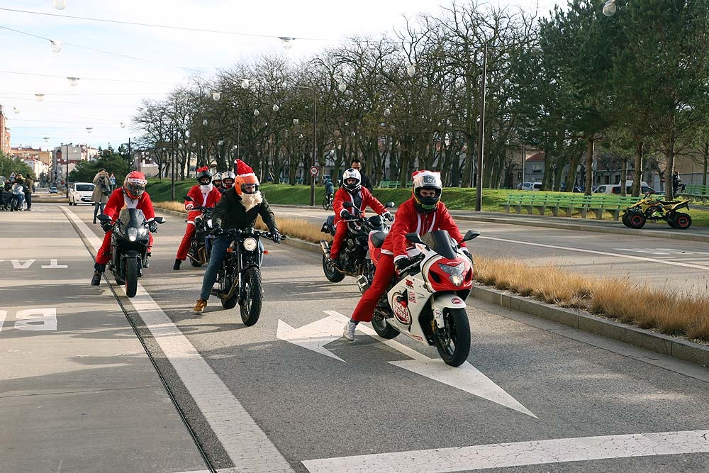 Papá Noel llega en moto