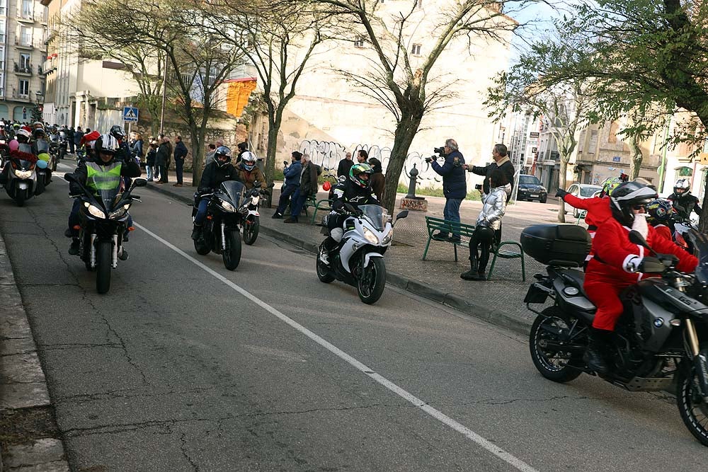 Papá Noel llega en moto