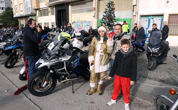 Galería. Muchos se han vestido para la ocasión e incluso se han llevado el árbol de Navidad