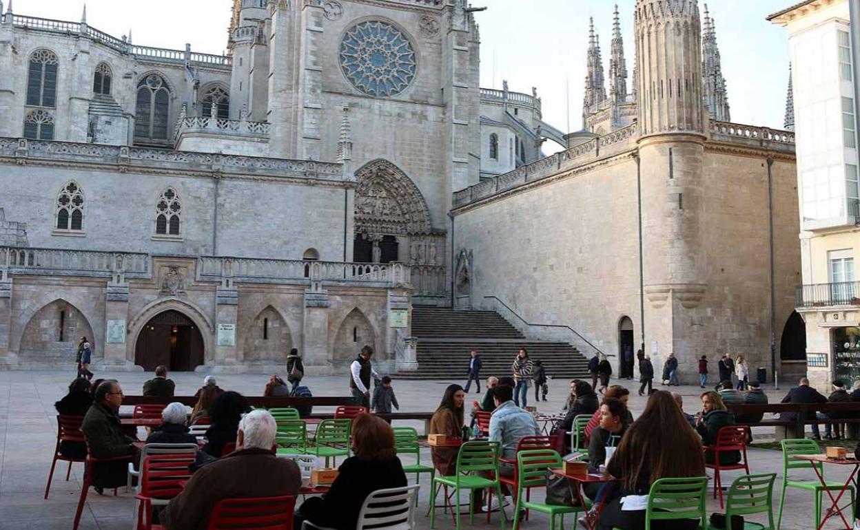 Las cálidas temperaturas animan a la gente a salir a las calles burgalesas. 