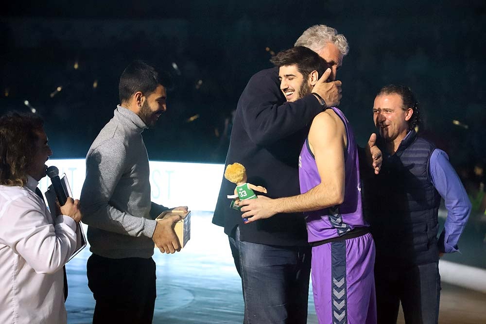 Smith machaca el aro recogiendo el balón sobre una niña subida a los hombros de un jugador
