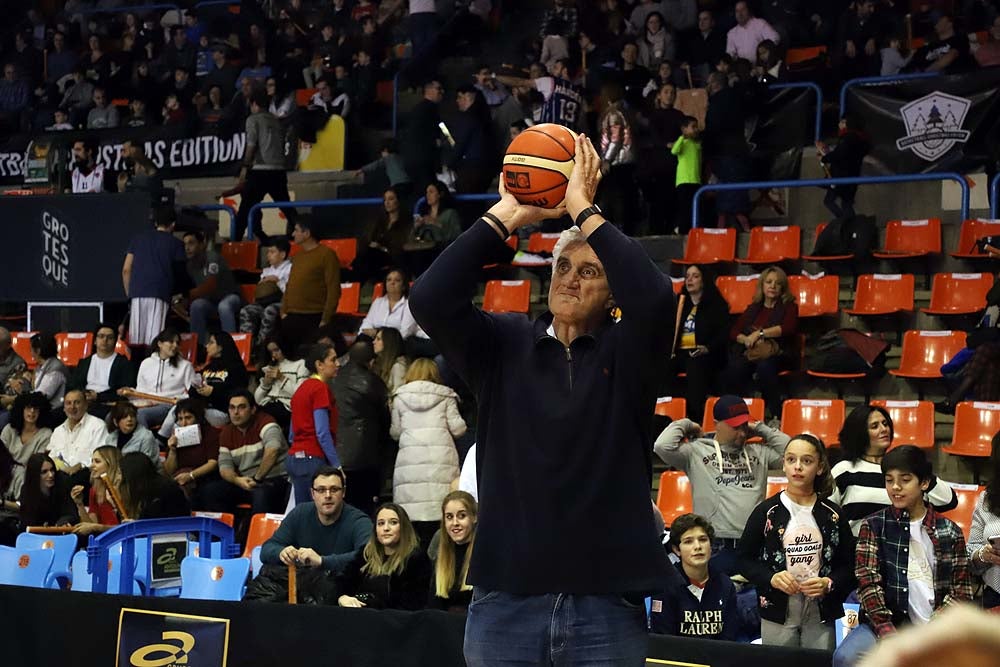 Smith machaca el aro recogiendo el balón sobre una niña subida a los hombros de un jugador