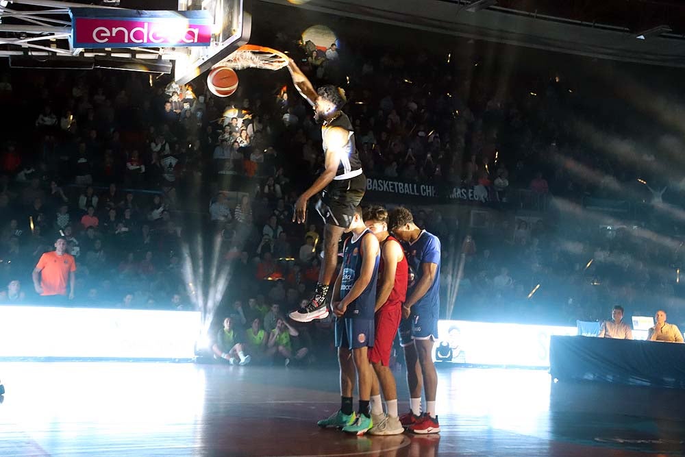 Smith machaca el aro recogiendo el balón sobre una niña subida a los hombros de un jugador